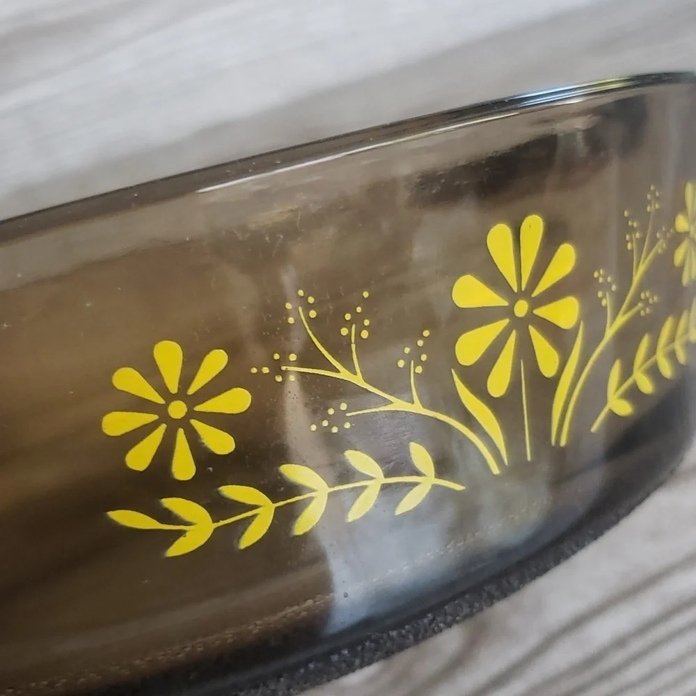 Vintage ambar glassbake yellow daisys print casserole